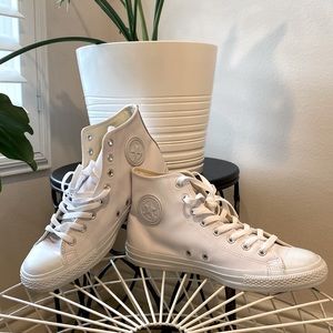 Converse Unisex Hightop. New. White. Leather.